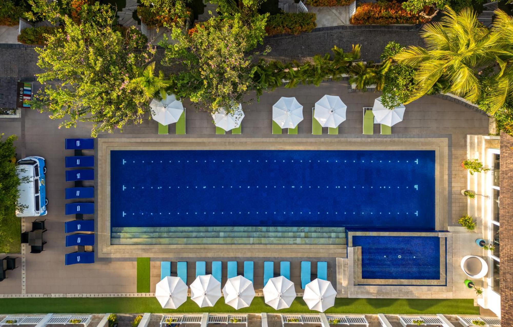 Montigo Resorts Seminyak Luaran gambar The swimming pool at the hotel
