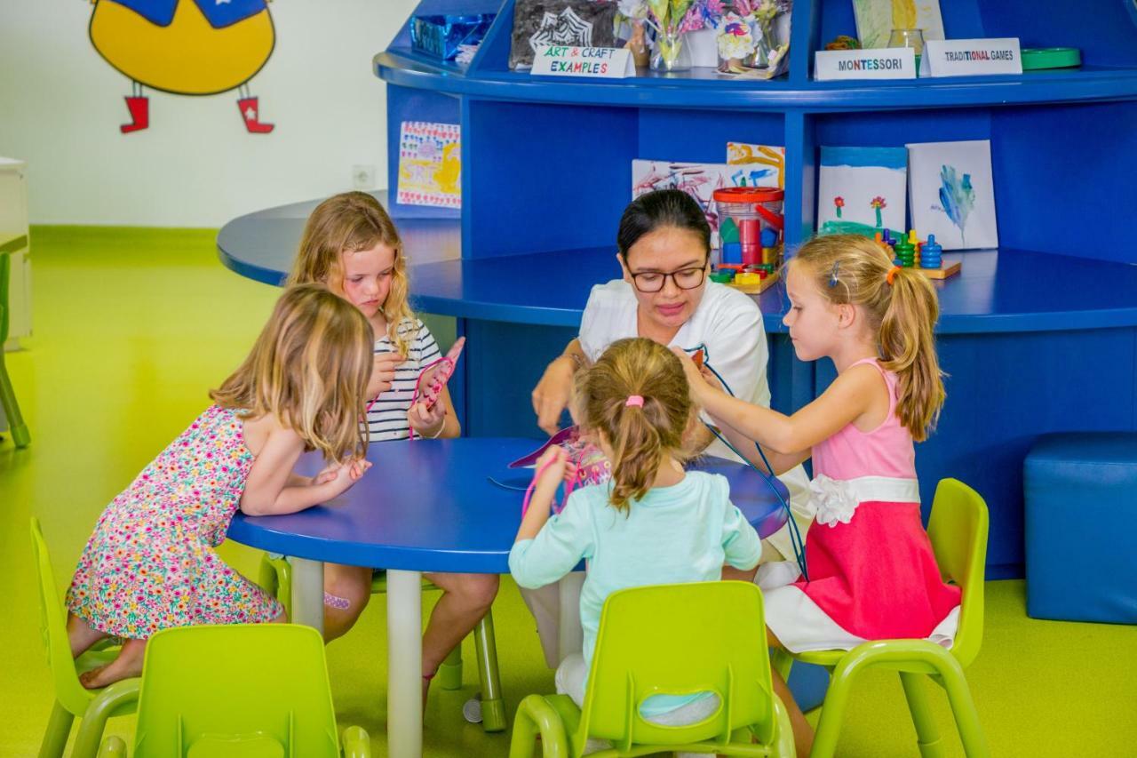Montigo Resorts Seminyak Luaran gambar Children at the Children's Museum of Oakville