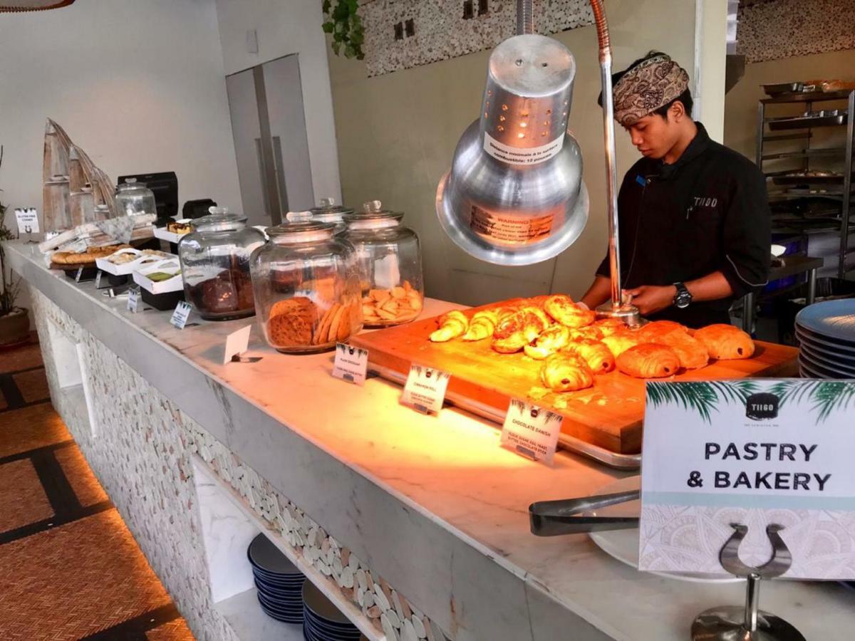 Montigo Resorts Seminyak Luaran gambar A pastry and bakery counter at a buffet